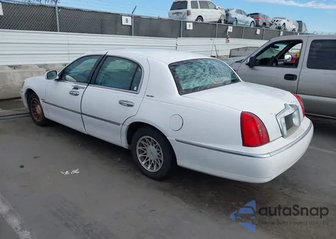 2002 Lincoln Town Car Signature from USA, damaged, VIN 1LNHM82W42Y656838